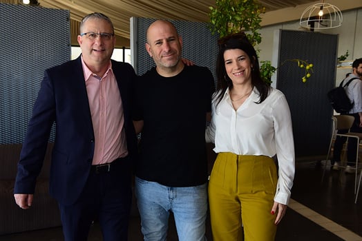 מימין: סגנית מנהל זרוע המשכנתאות בבנק מזרחי טפחות - שרון בן יהודה, חנוך דאום ומנהל זרוע המשכנתאות בבנק מזרחי טפחות - דרור פלדמן, צילום: אבשלום שושני 